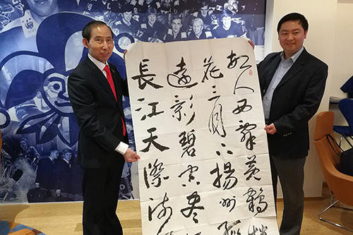 1龍宇翔向使館贈(zèng)送趙達(dá)武創(chuàng)作的書法作品.jpg